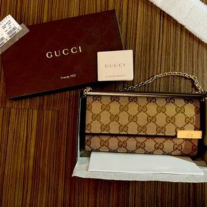 Gucci Wallet w/ gold chain.